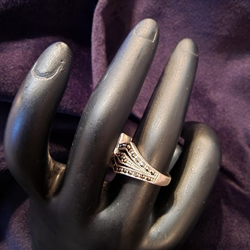 MARCASITE & GARNET RING - Picture 3 of 3